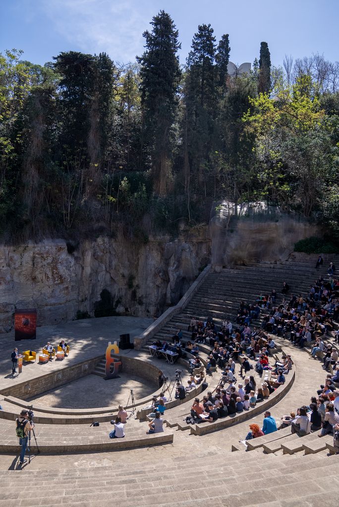 Assistents a la roda de premsa de presentació del Grec Festival de Barcelona asseguts al teatre escoltant Francesc Casadesús durant la seva intervenció.