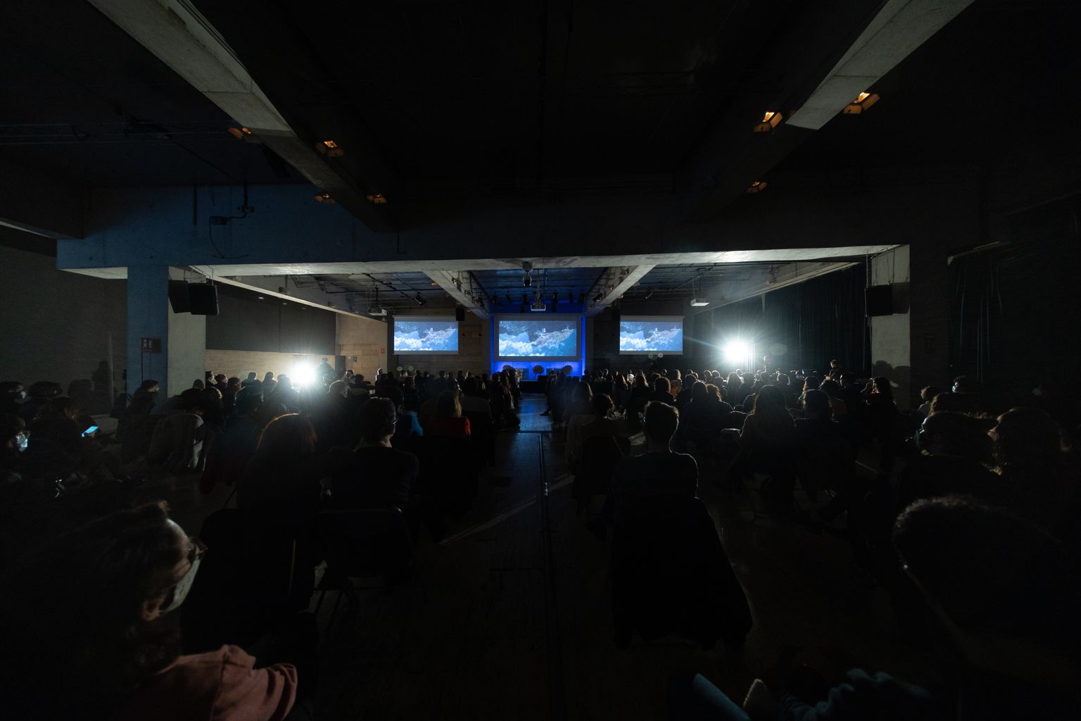 Públic assistent al diàleg i performance "Ciutat, conflicte i emancipació"