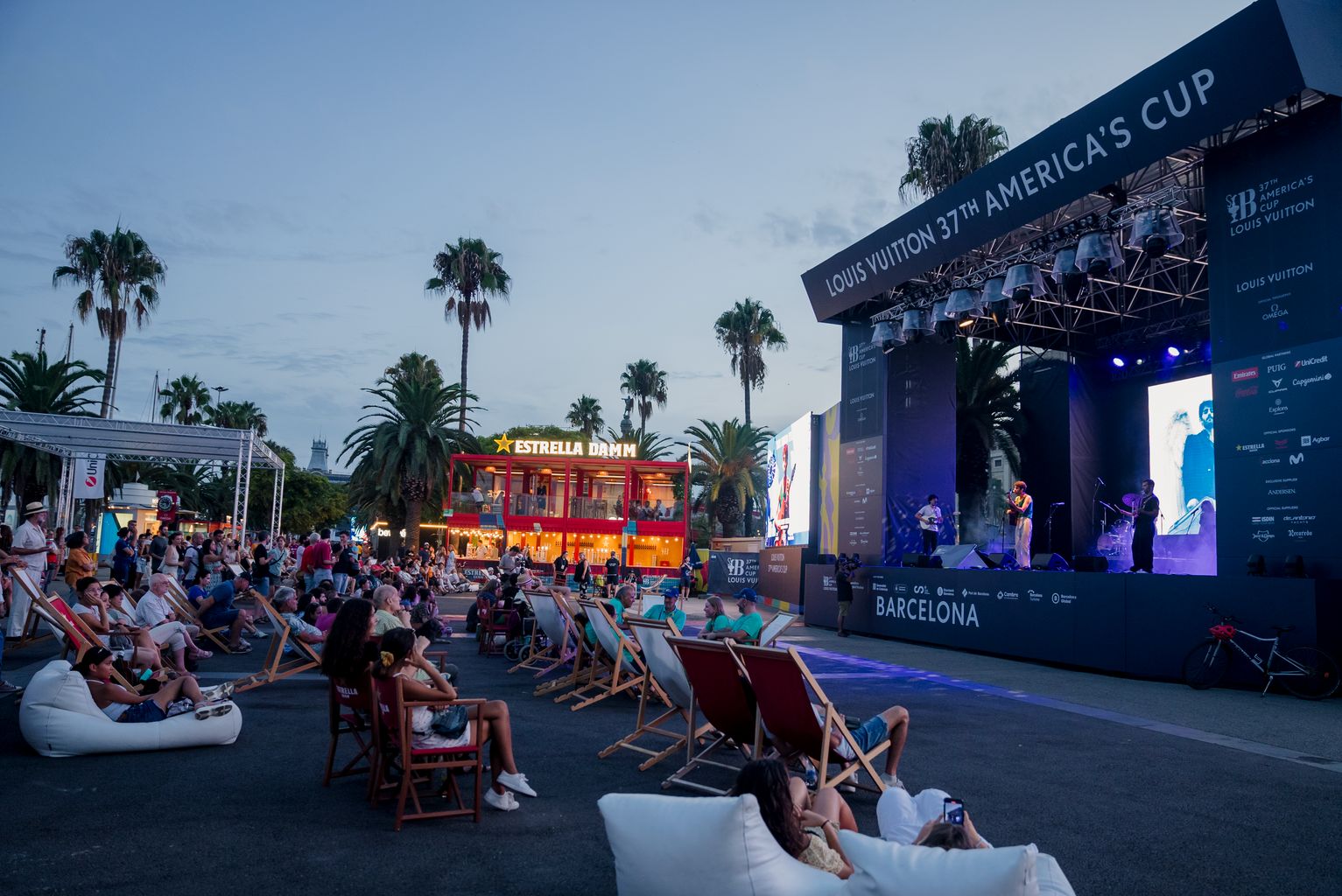 Ambient al Race Village de la Copa Amèrica durant un concert en el marc de la Regata Cultural