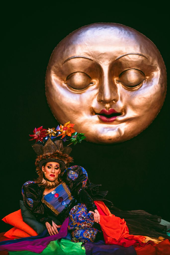 La reina Belluga estirada al llit