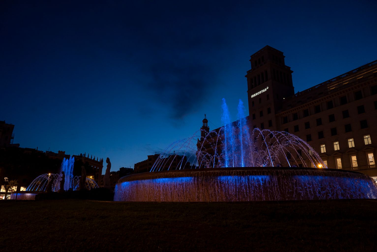 Fonts de la plaça de Catalunya il·luminades de color blau que commemoren el Dia de les Síndromes de Sensibilització Central