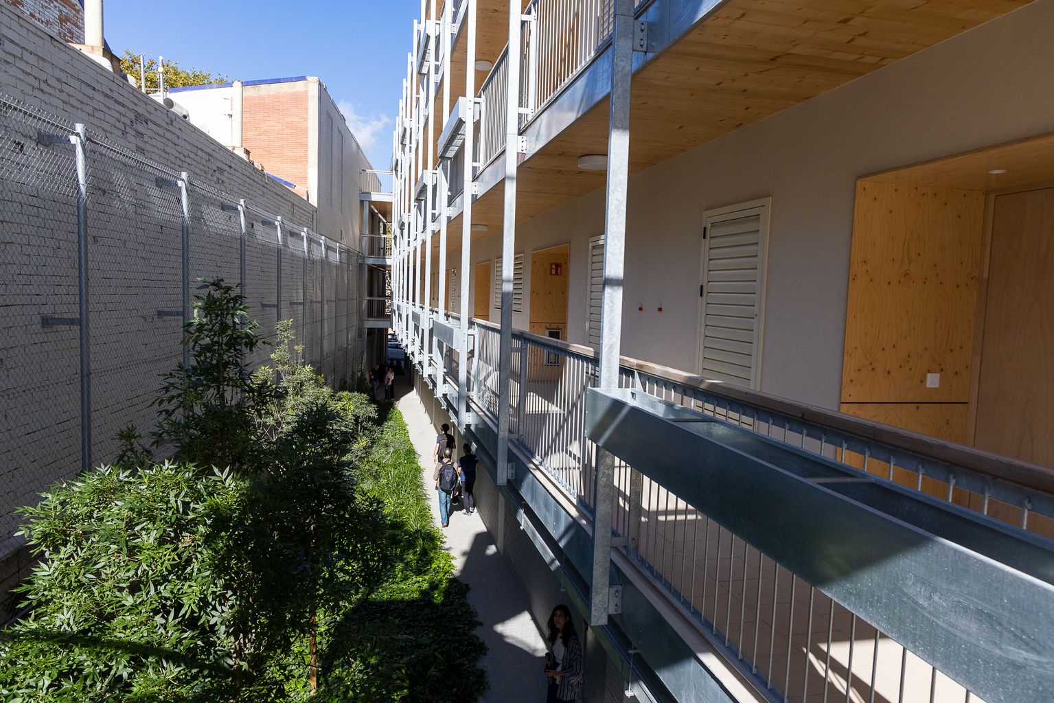 Façana interior del nou edifici del carrer de Binèfar, 22, d'habitatge social on podem veure els passadissos exteriors que fan funcions d'accés i de protecció solar