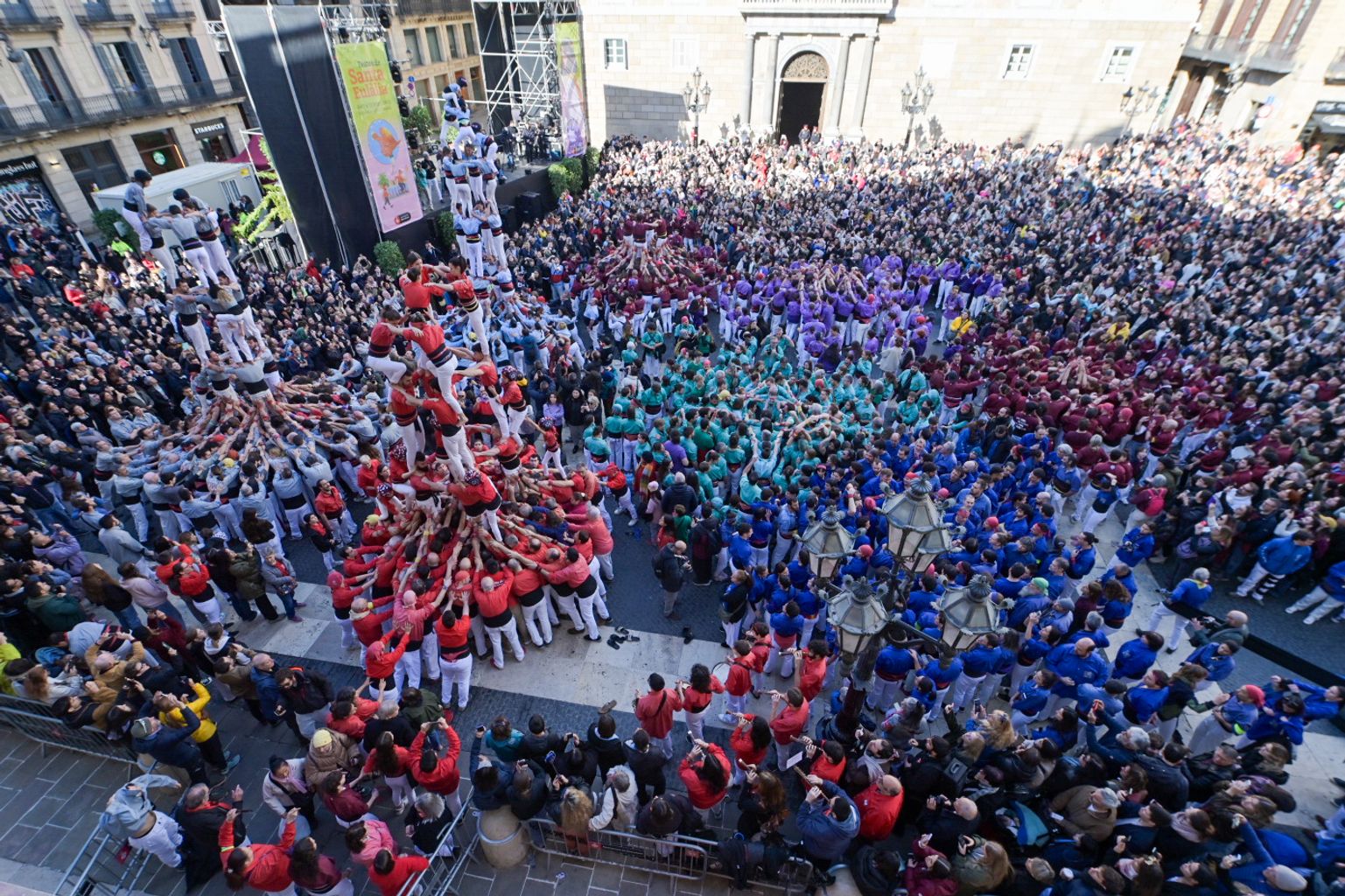 Actuació de les colles castelleres per les festes de Santa Eulàlia: els Castellers de Barcelona, la Colla Castellera de l’Esquerra de l’Eixample, la Colla Castellera Jove de Barcelona, els Castellers del Poble-sec, els Castellers de la Sagrada Família, els Castellers de Sants, els Castellers de Sarrià i els Castellers de la Vila de Gràcia