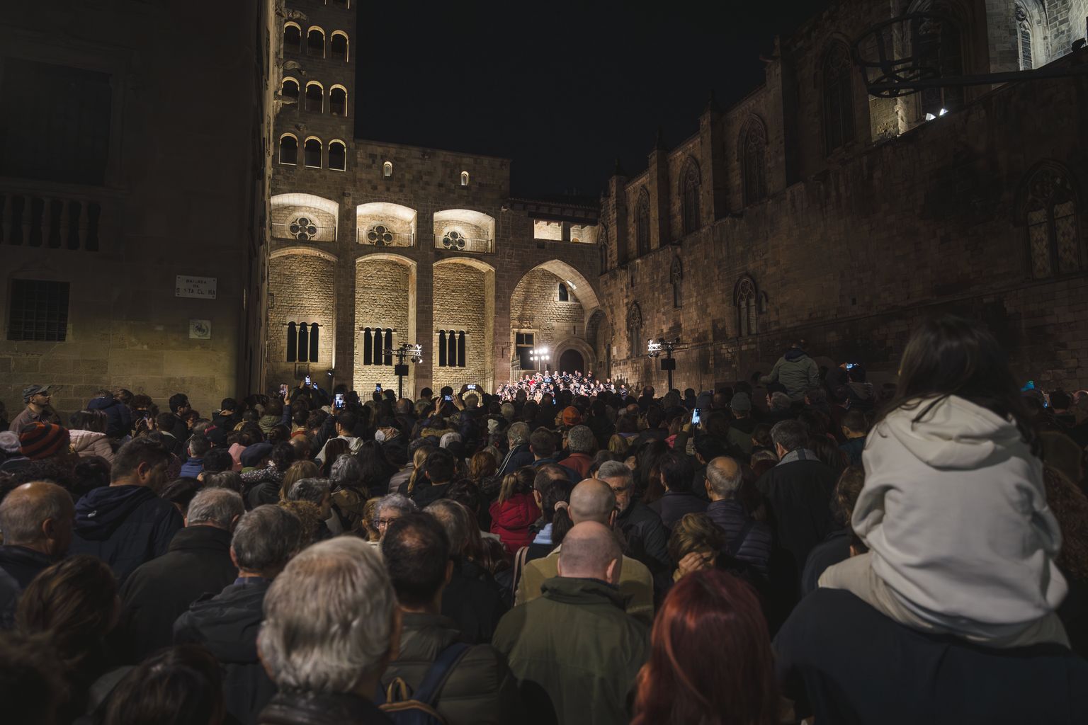 Públic assistent al concert de Nadal de l'Orfeó Català a la plaça del Rei