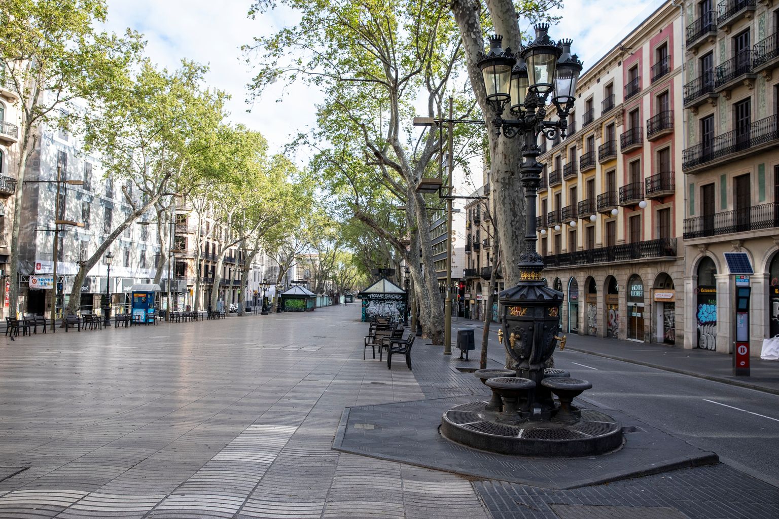 Tram de la Rambla a l’altura de la font de Canaletes totalment buit