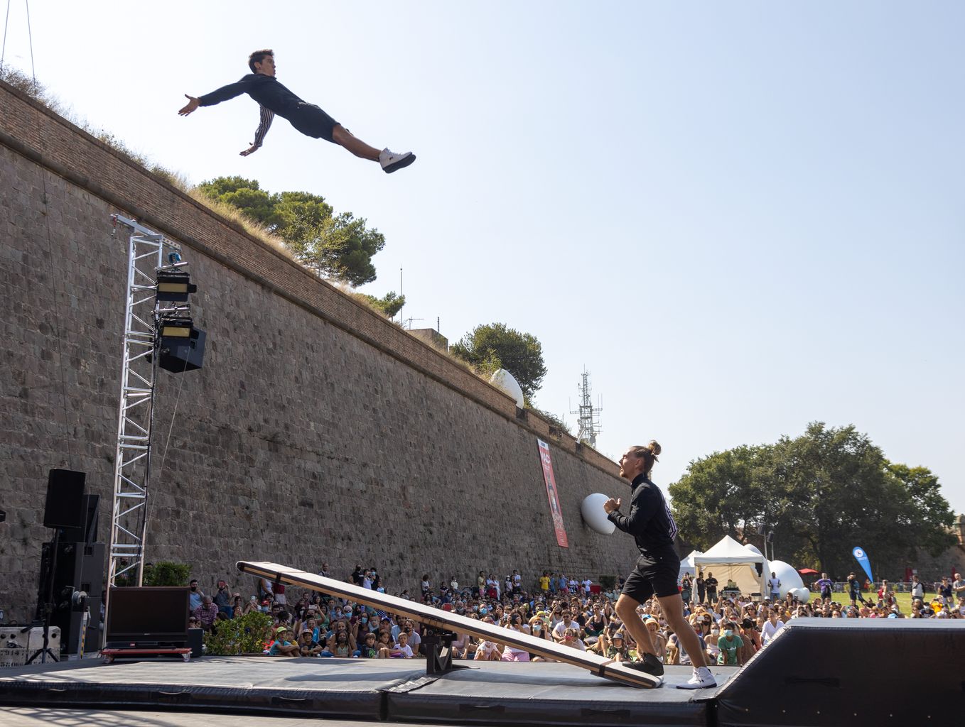Número d'acrobàcies d'Arte Algo durant la Festa Major de la Mercè 2021 a l'espai habilitat al Castell de Montjuïc