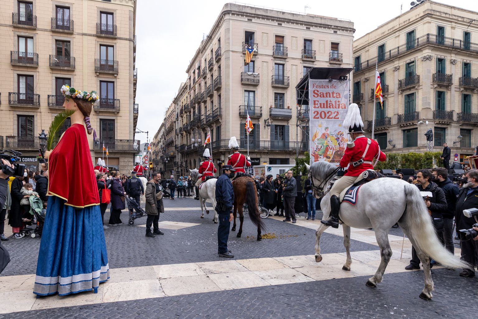La Guàrdia Urbana a cavall i amb uniforme de gala abandona la plaça de Sant Jaume mentre la geganta Laia inicia el seu ball.