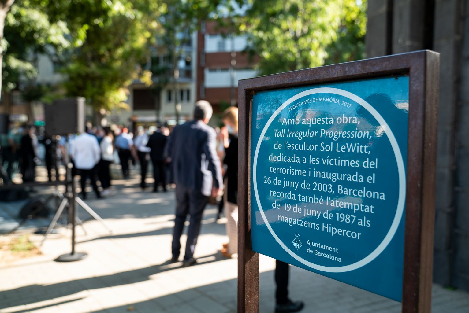 Placa al costat del monument de record a les víctimes del terrorisme que informa sobre l’obra d’art i el seu significat