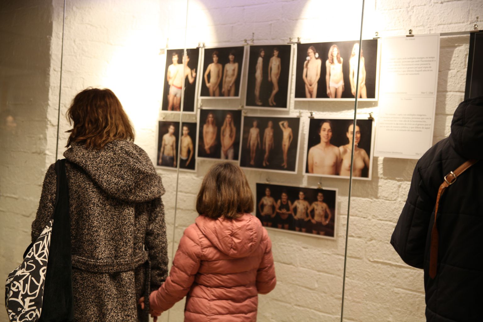 Famílies visitant l'exposició inaugural del Centre LGTBI de Barcelona