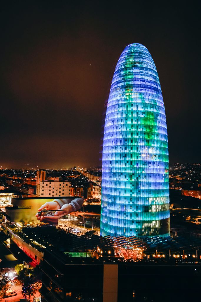 Instal·lació artística a la Torre Glòries 'Okeanós', obra d'Anna Rierola, al Festival Llum BCN 2025.
