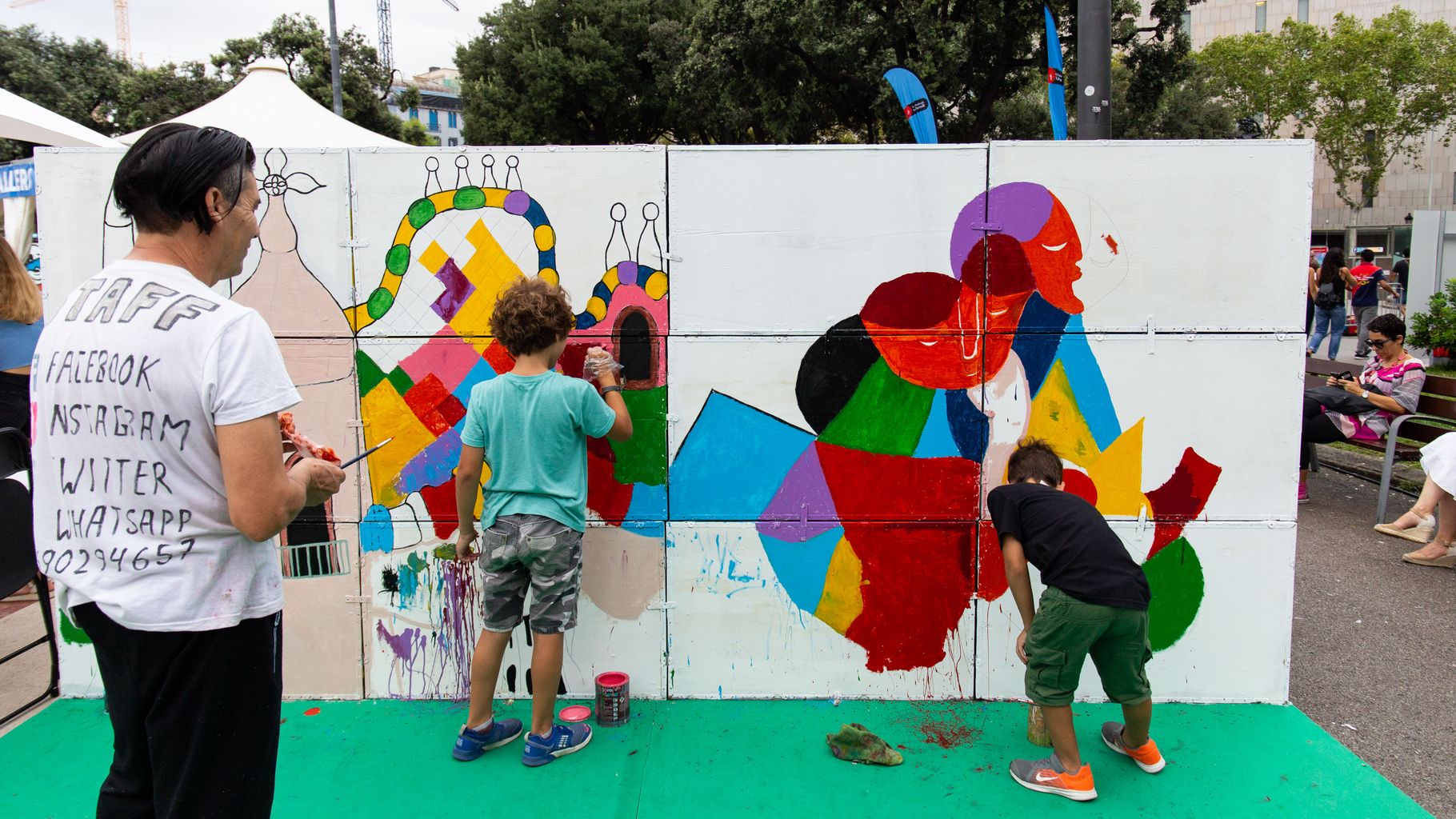 Nens decorant un mosaic a la Fira Associa't