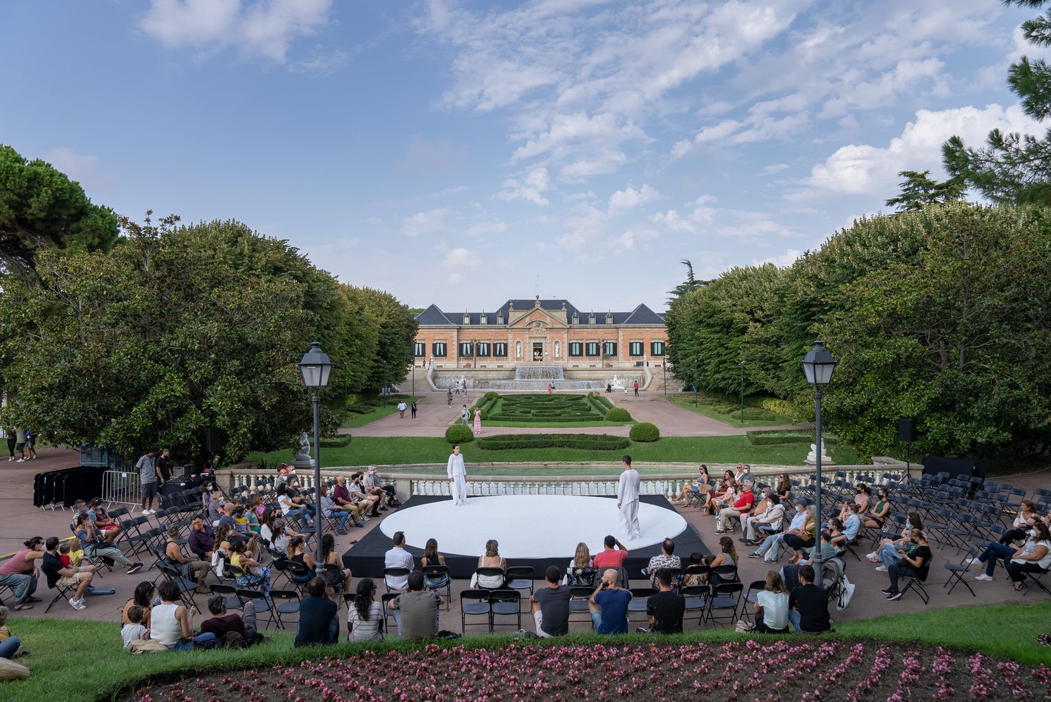 Actuació de dansa en un dels escenaris muntats davant del Palauet Albéniz
