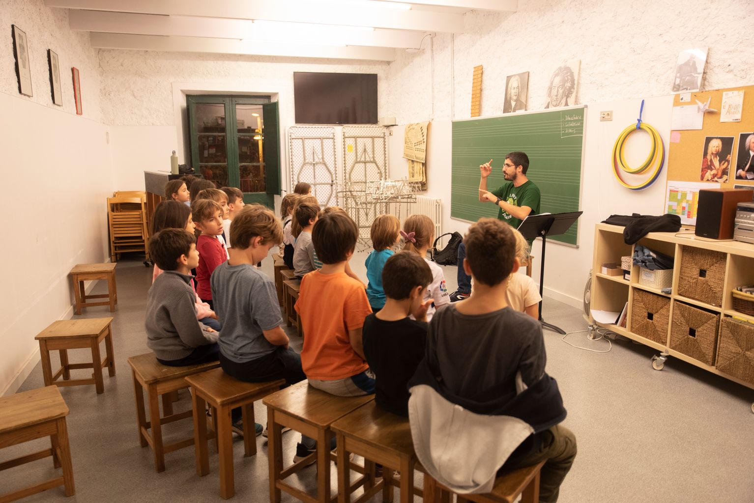 Joves a classe d'iniciació a la música a l'Escola Municipal de Música Can Ponsic.