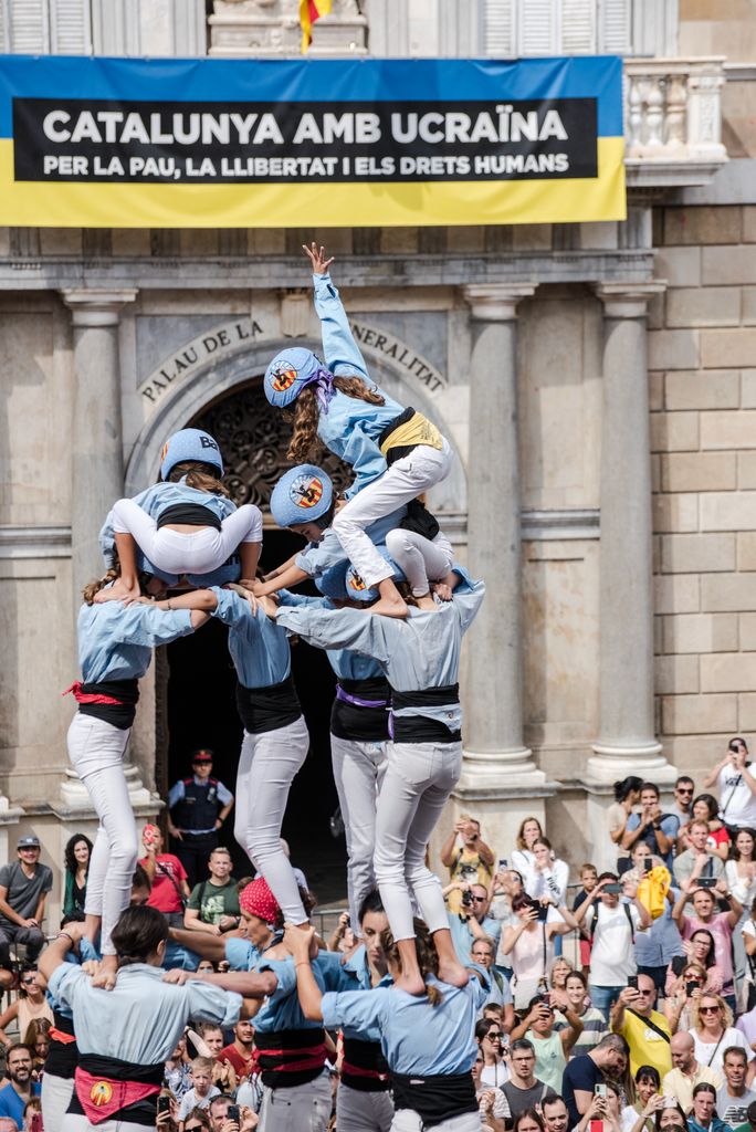 L’anxaneta des Castellers del Poble Sec fa una de les aletes per carregar un 5 de 7 durant la Diada Castellera de la Mercè