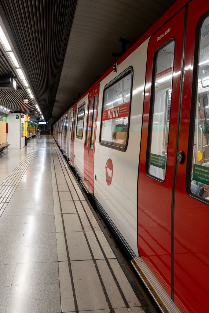 Vagó de metro parat amb les portes tancades a l'andana de la parada de Sants Estació