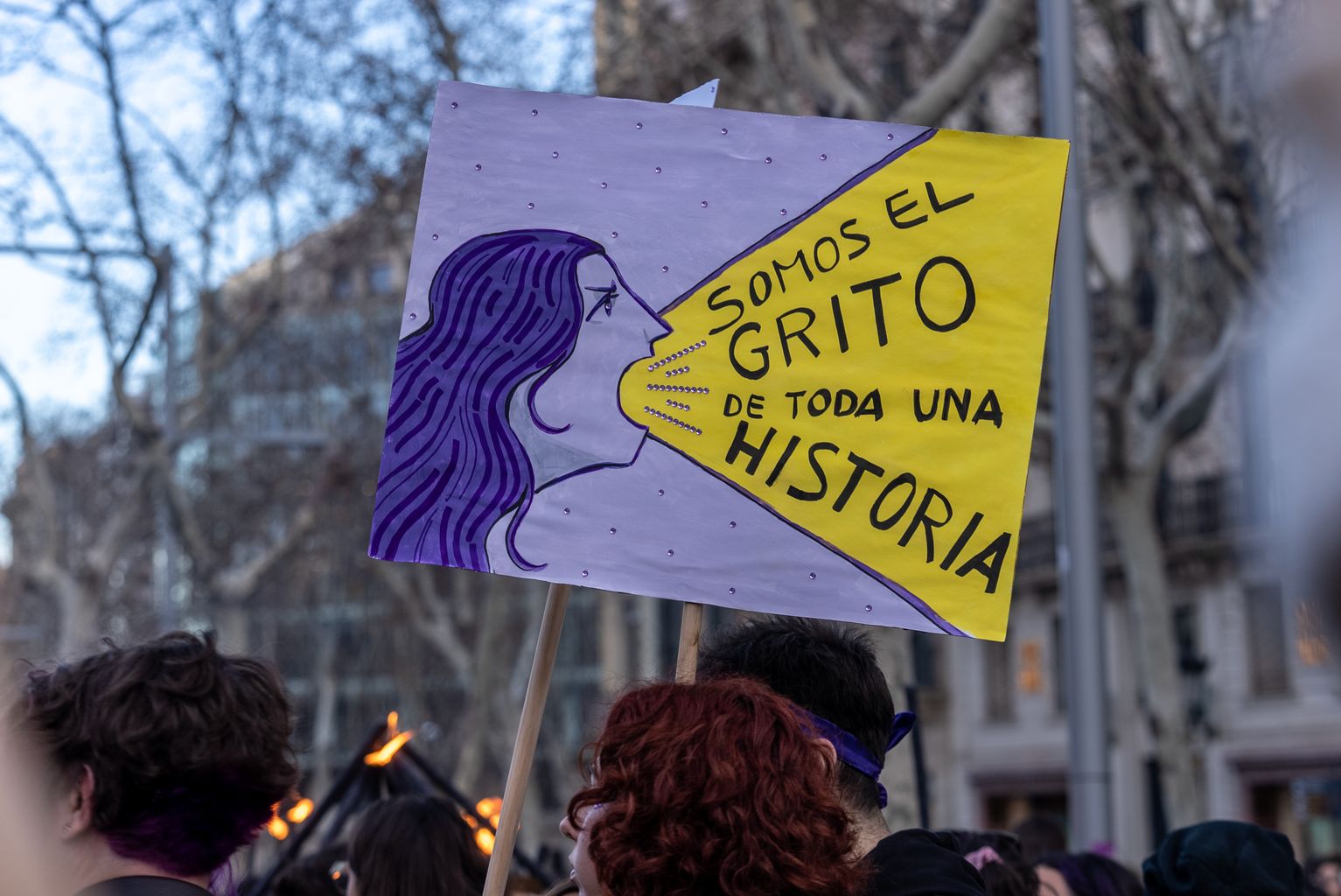 Pancarta amb la frase "Somos el grito de toda una historia" a la manifestació pel passeig de Gràcia del Dia Internacional de les Dones.