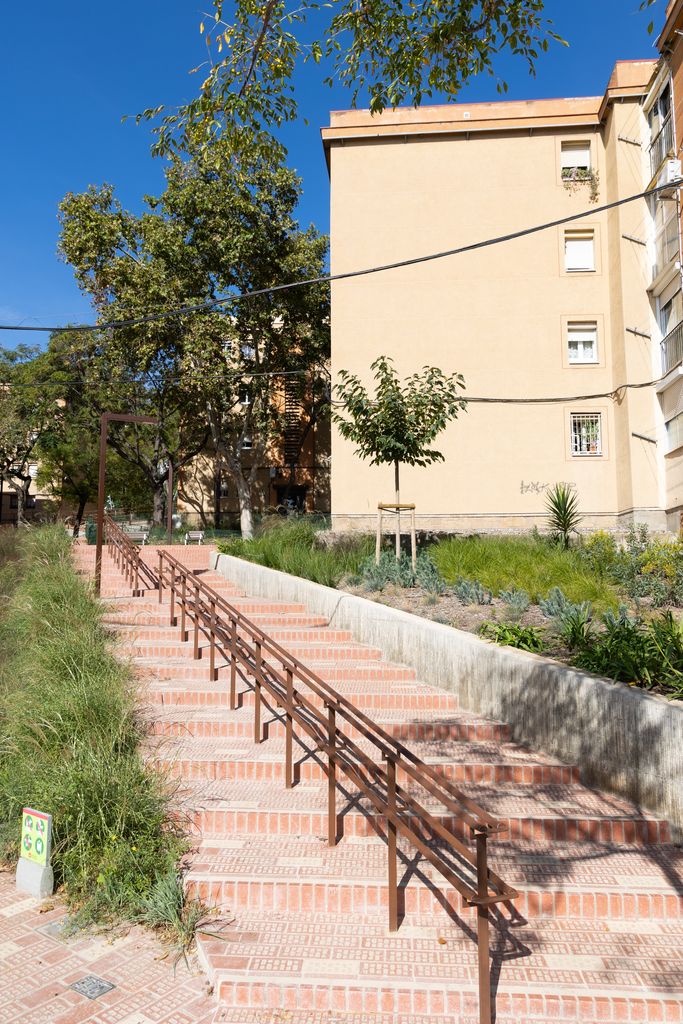 Millores en les escales d’accés a la zona de blocs dels carrers Aiguablava i Portlligat que forma part d’un projecte de reurbanització del Pla de barris