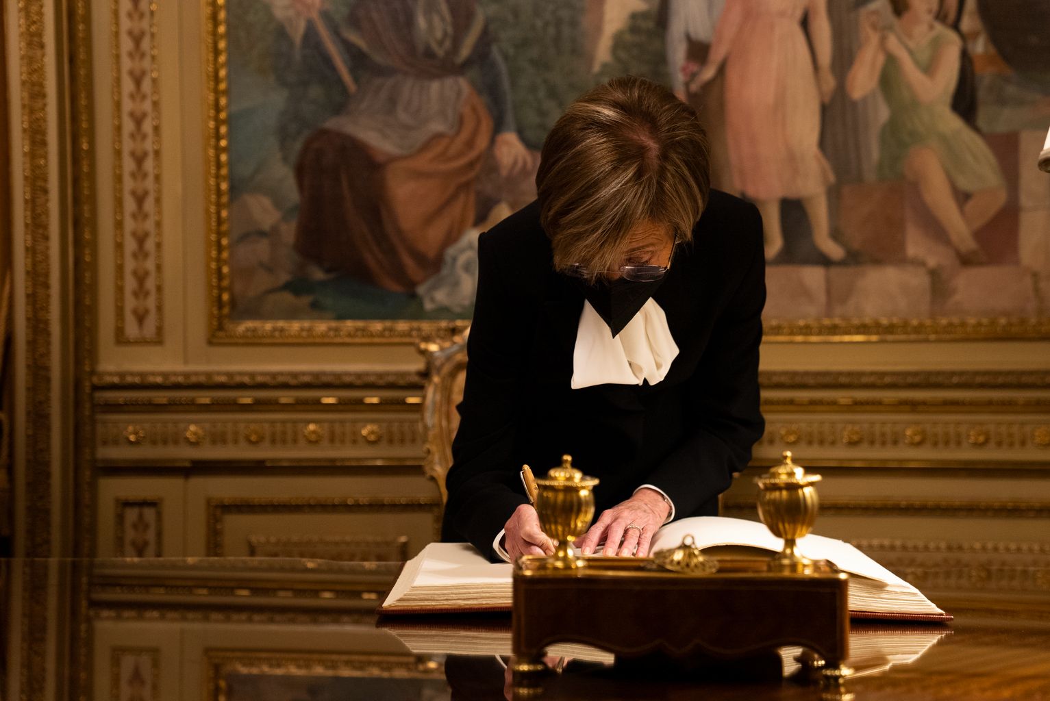 Signatura al llibre d'honor de l'Ajuntament a càrrec de Maria Guasch, vídua de Mariano Puig