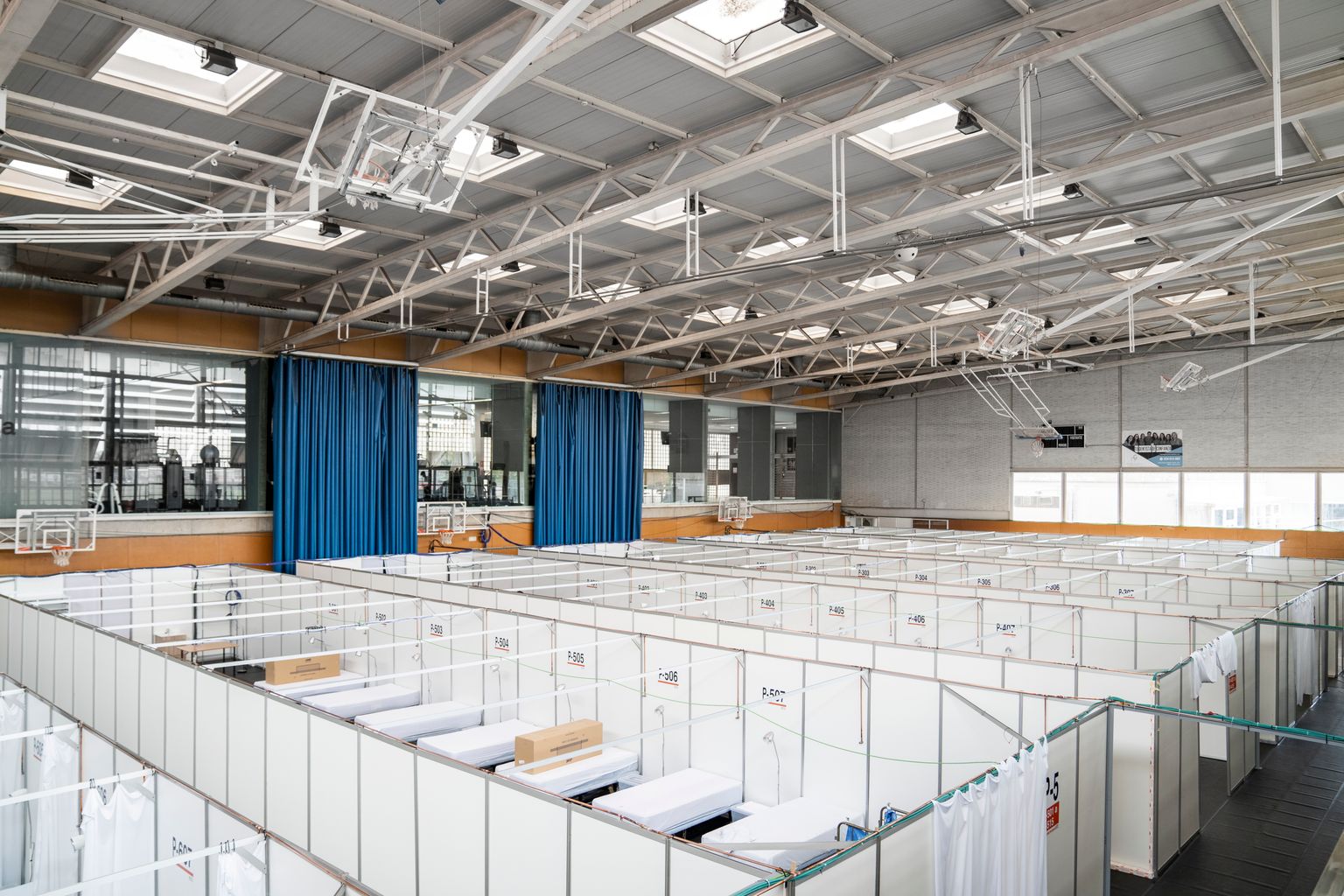 Vista des de la segona planta dels pavellons o sales que s’han muntat sobre la pista del Complex Esportiu Municipal Guinardó per transformar-lo en Pavelló Salut
