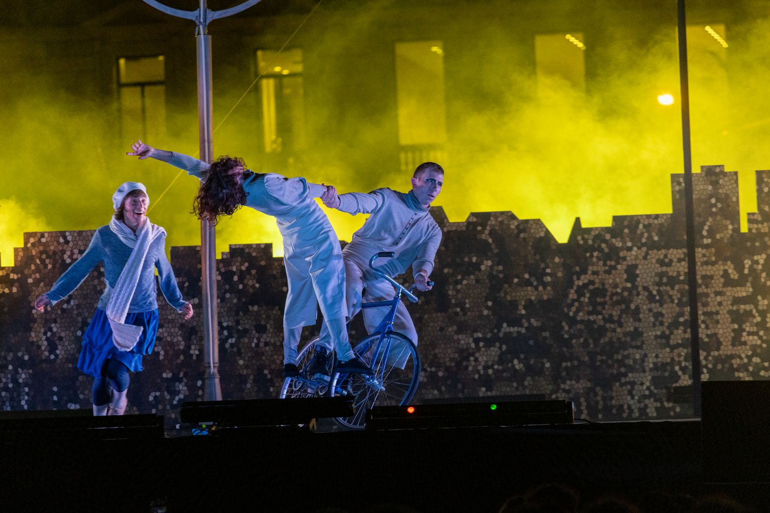 Momento del espectáculo de circo y música 'Ombrana' de la compañía Ponten Pie previo al encendido de luces de Navidad en la plaza de Catalunya