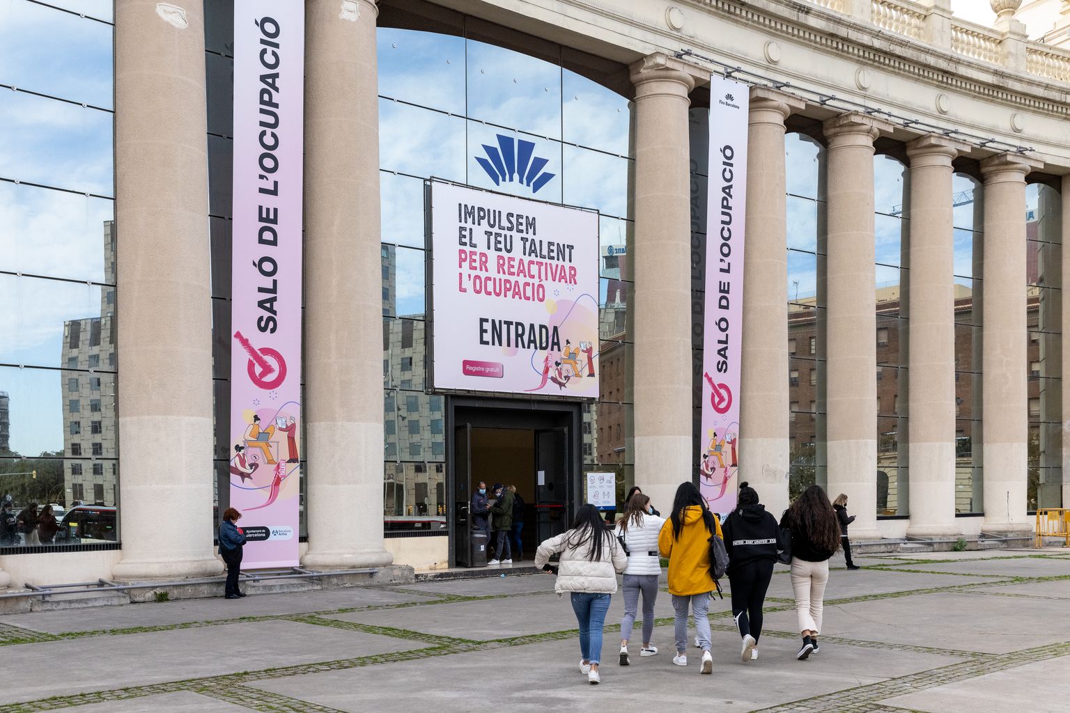 Joves estudiants dirigint-se a l'entrada del Saló de l'Ocupació