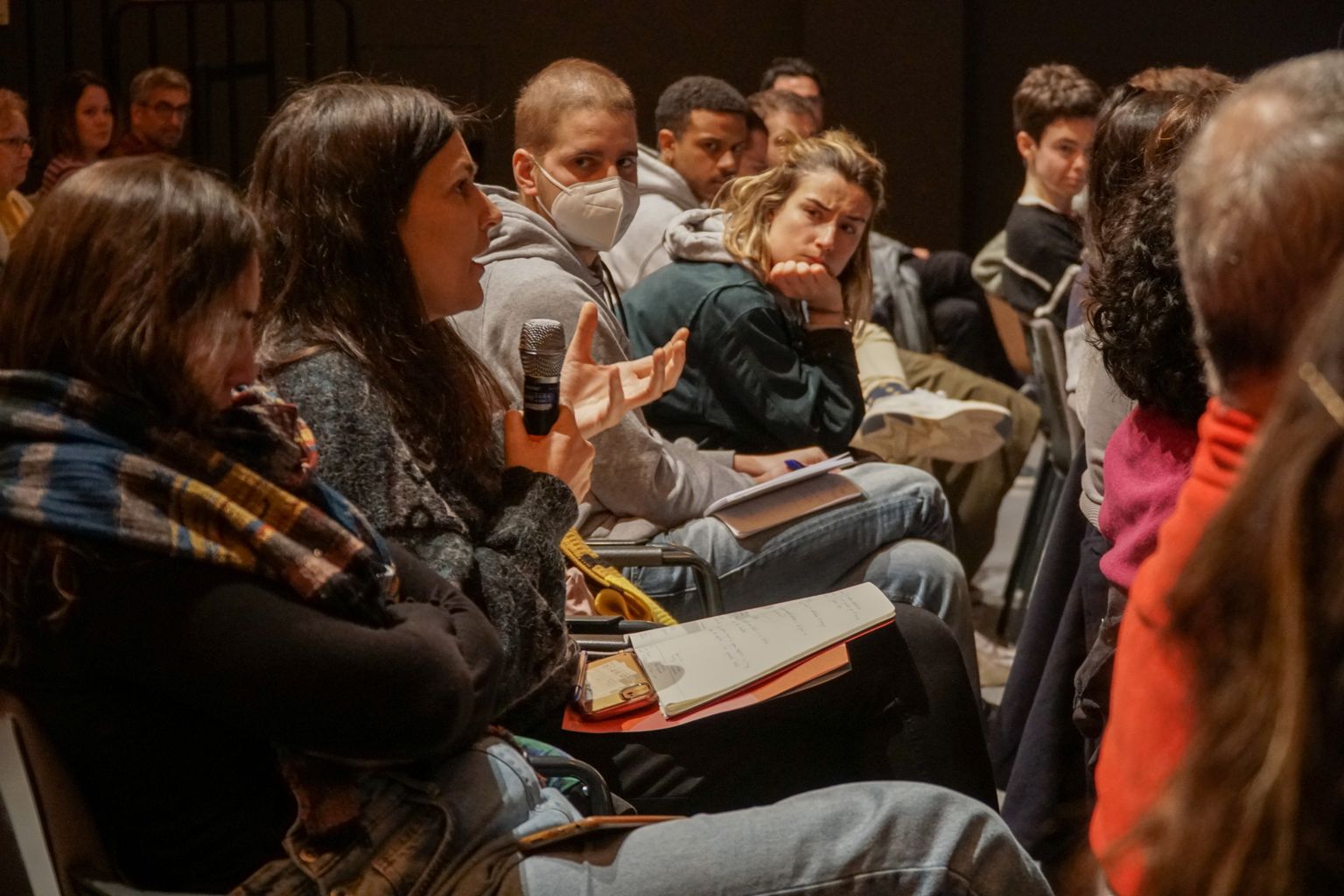 Una noia del públic fa una intervenció al debat «Què necessita el sistema sanitari per tenir futur?», a l’edifici Teatre del CCCB.