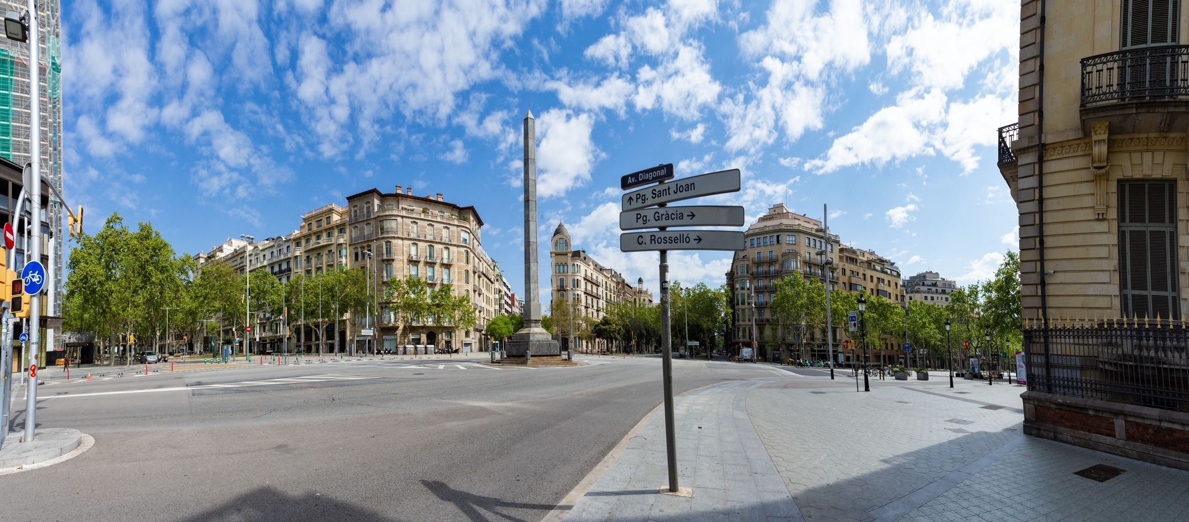 Plaça del Cinc d’Oros amb el monòlit central vist des del Palau Robert cantonada amb el carrer de Còrsega. Districte de l’Eixample. Barri de la Dreta de l’Eixample.