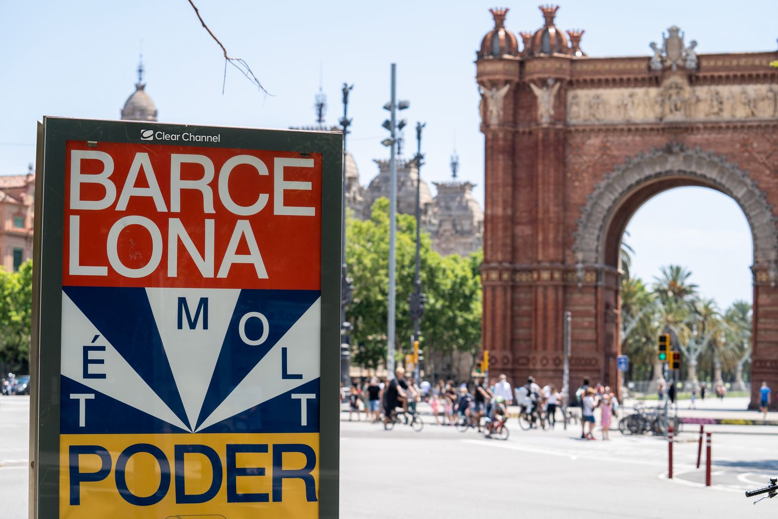 Vista general de la zona de l'Arc de Triomf al final del passeig de Sant Joan, que forma part de la xarxa d'itineraris segurs per a vianants. Un cartell de la campanya "Barcelona té molt poder" en primer terme