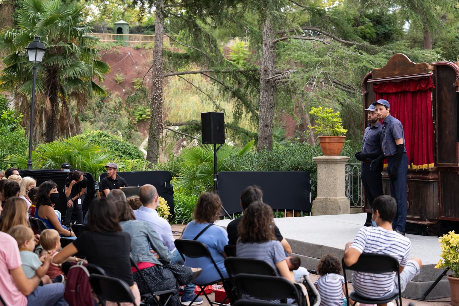 Dos actors vestits amb uniformes durant un dels espectacles de teatre infantil i familiar organitzats al Palauet Albéniz amb motiu de la Mercè