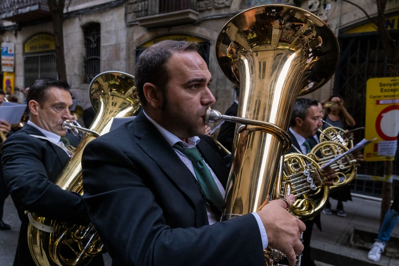 Músicos de la Banda Municipal tocando durante el séquito de La Mercè por las calles de Barcelona