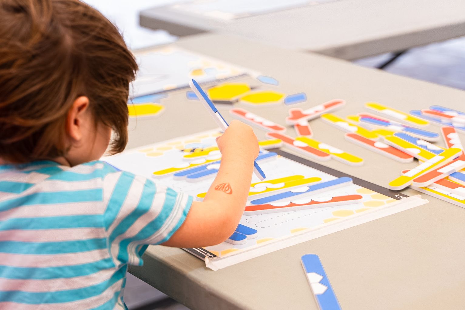 Infant pintant a una de les activitats dels Tallers de Ciència