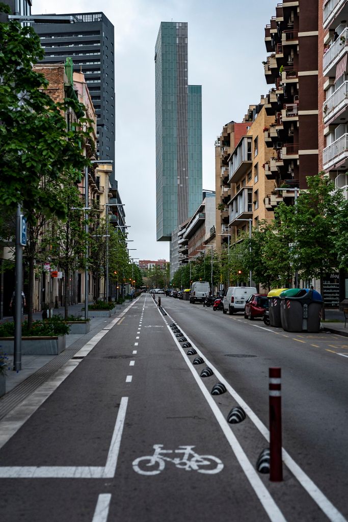 Carrer de Pere IV des de la rambla de Poblenou fins a l’avinguda Diagonal. Al fons, l’Hotel ME. Districte de Sant Martí. Barri del Poblenou. 