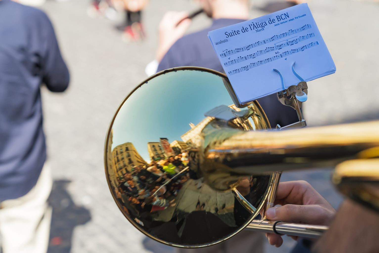 Trompeta con la partitura de la suite “La Àliga de Barcelona” en el momento que sale a bailar la Àliga en la plaza de Sant Jaume con motivo de las Fiestas de La Mercè 2025