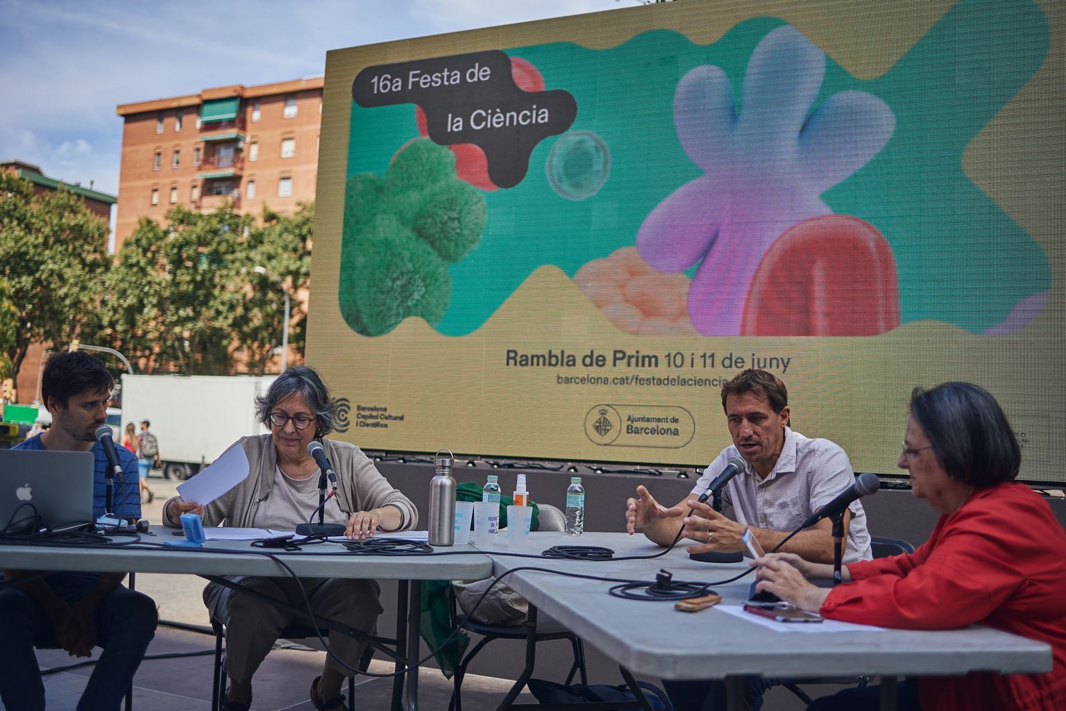 Asistentes a una emisión de Ràdio Farró en el marco de la 16.ª Fiesta de la Ciencia en la rambla de Prim.