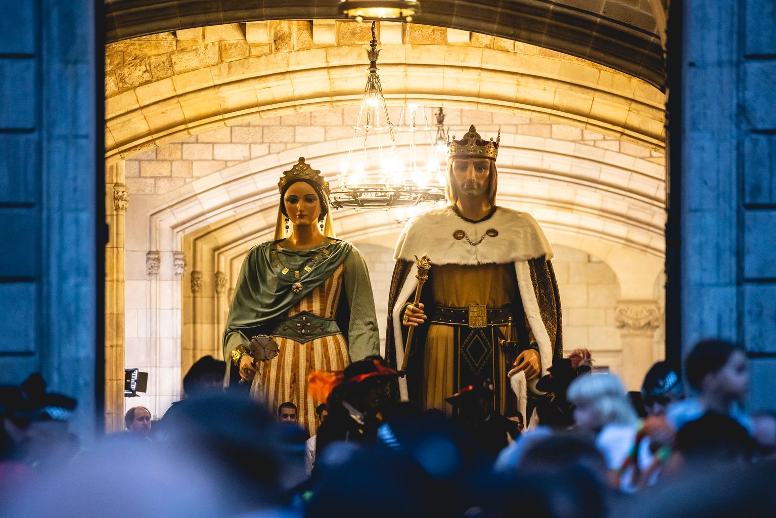 Sortida dels Gegants de la Ciutat del pati de l’Ajuntament durant el Toc d’Inici.