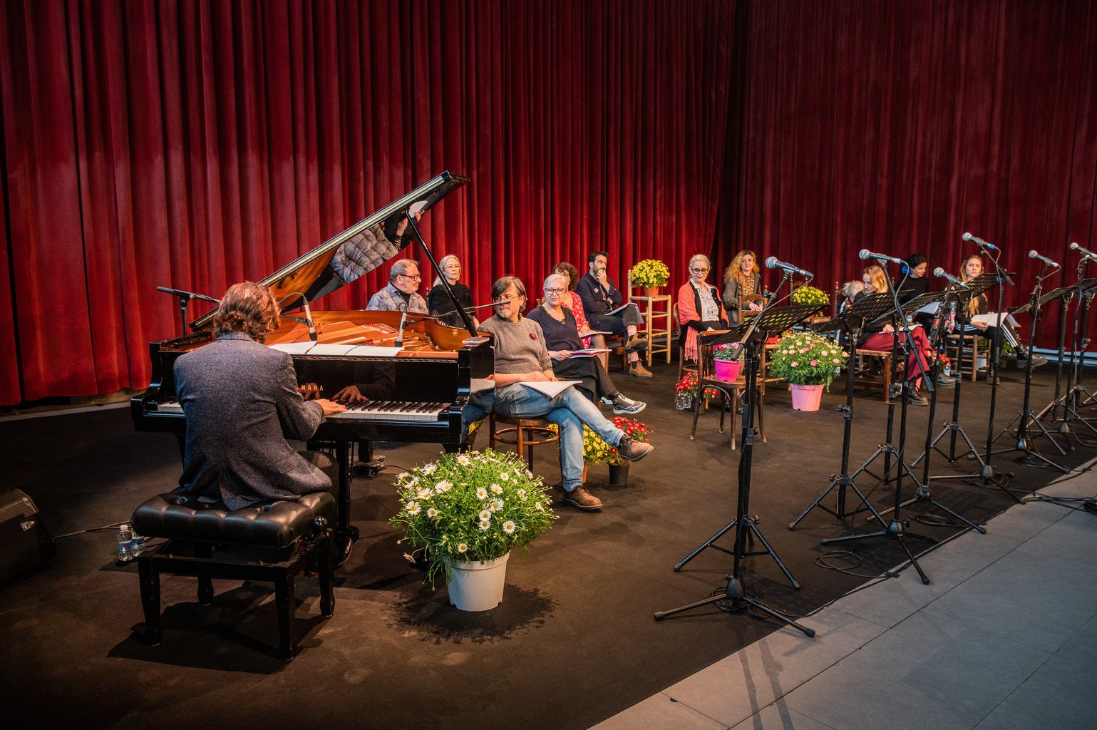 Actors dalt de l’escenari mentre un pianista, Marco Mezquida, toca la introducció a la lectura dramatitzada de “Doña Rosita la soltera o el lenguaje de las flores” a El Born CCM amb motiu de la Primavera Republicana