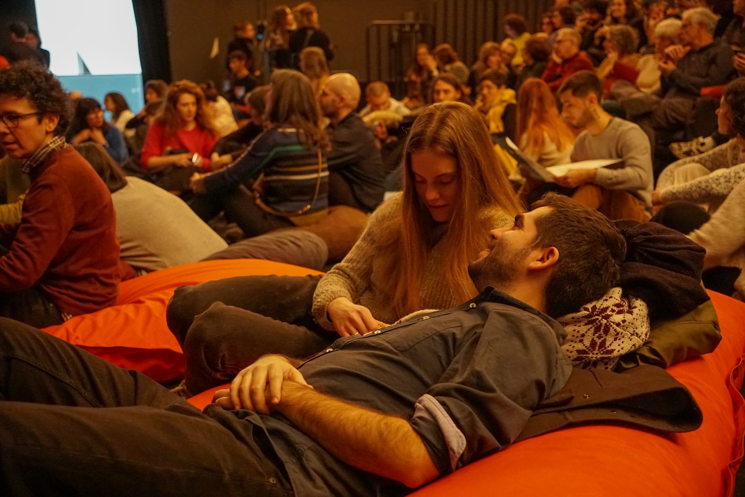 Dos assistents a la conferència participativa «Jo coro», una meditació sònica sobre els límits de la veu.