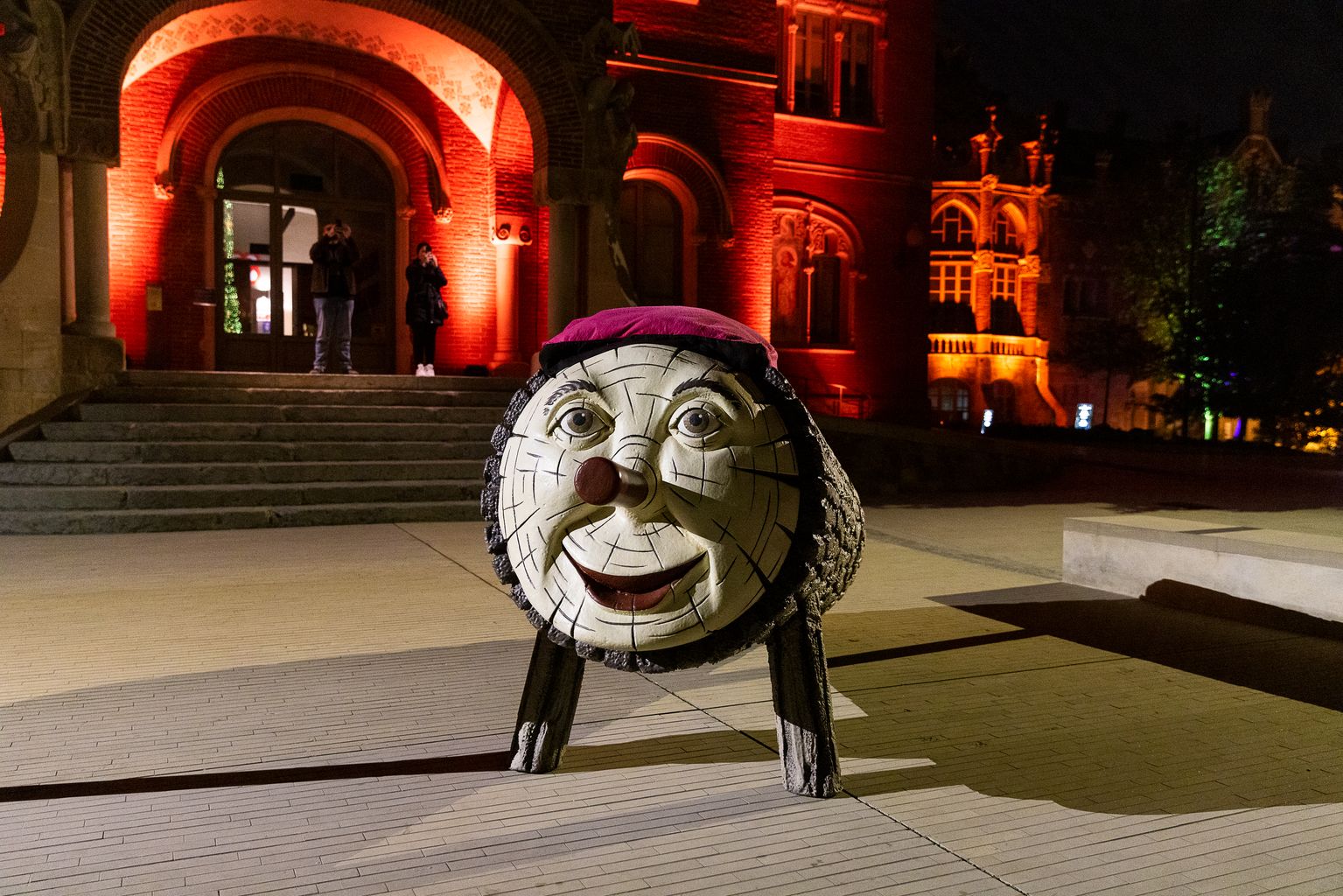 Un tió decoratiu al recinte modernista de l'Hospital de Sant Pau, que forma part del seu enllumenat nadalenc