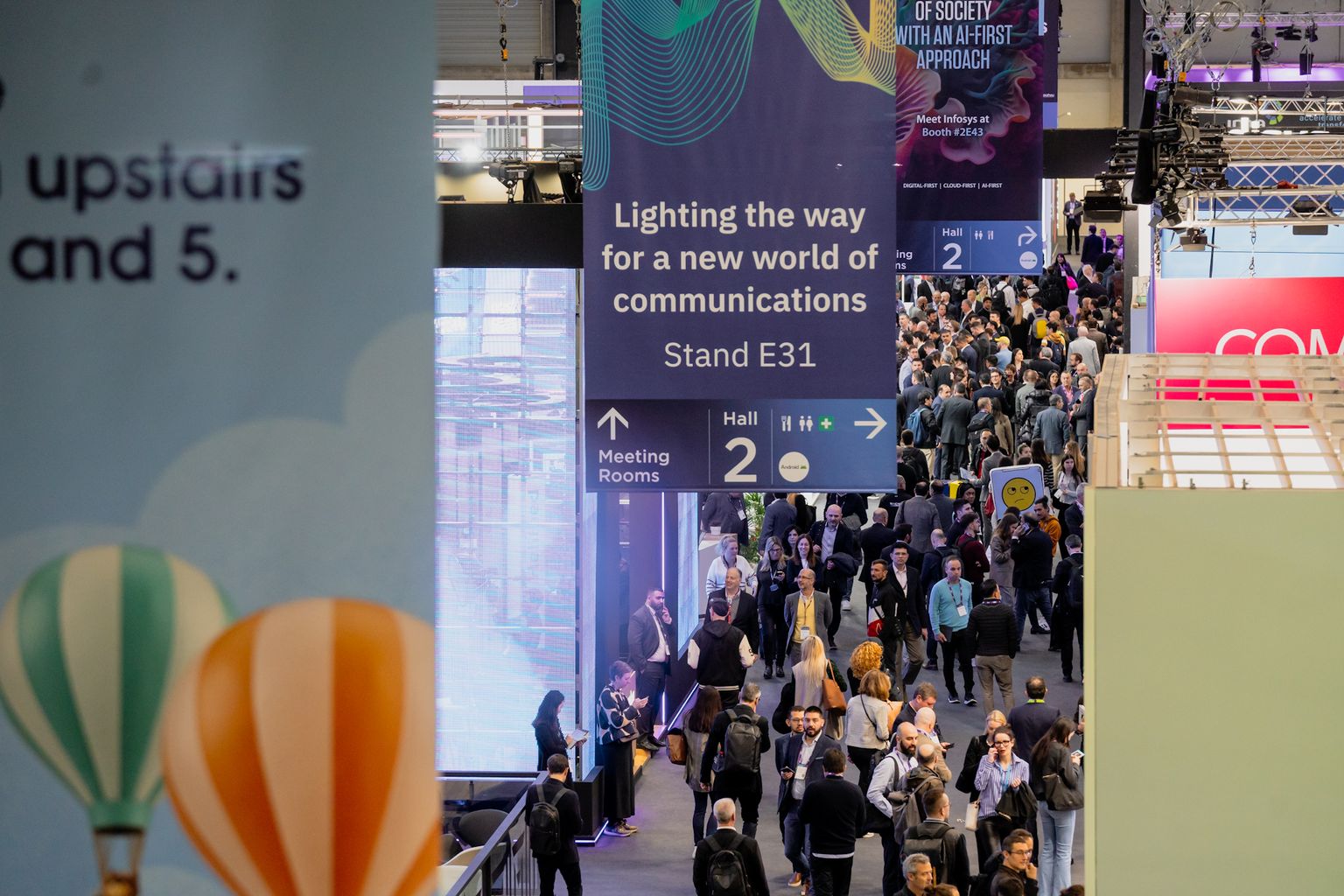 Congressistes caminant per l'interior del recinte firal que acull el Mobile World Congress 2024 visitant els diferents estands