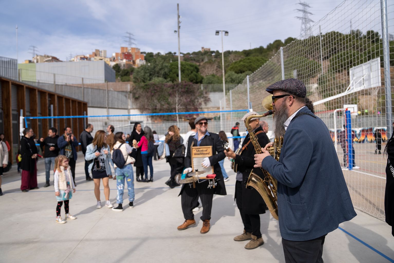 Recorregut musical al pati de l'Institut Escola Antaviana per la inauguració de la sala Asfàltica.