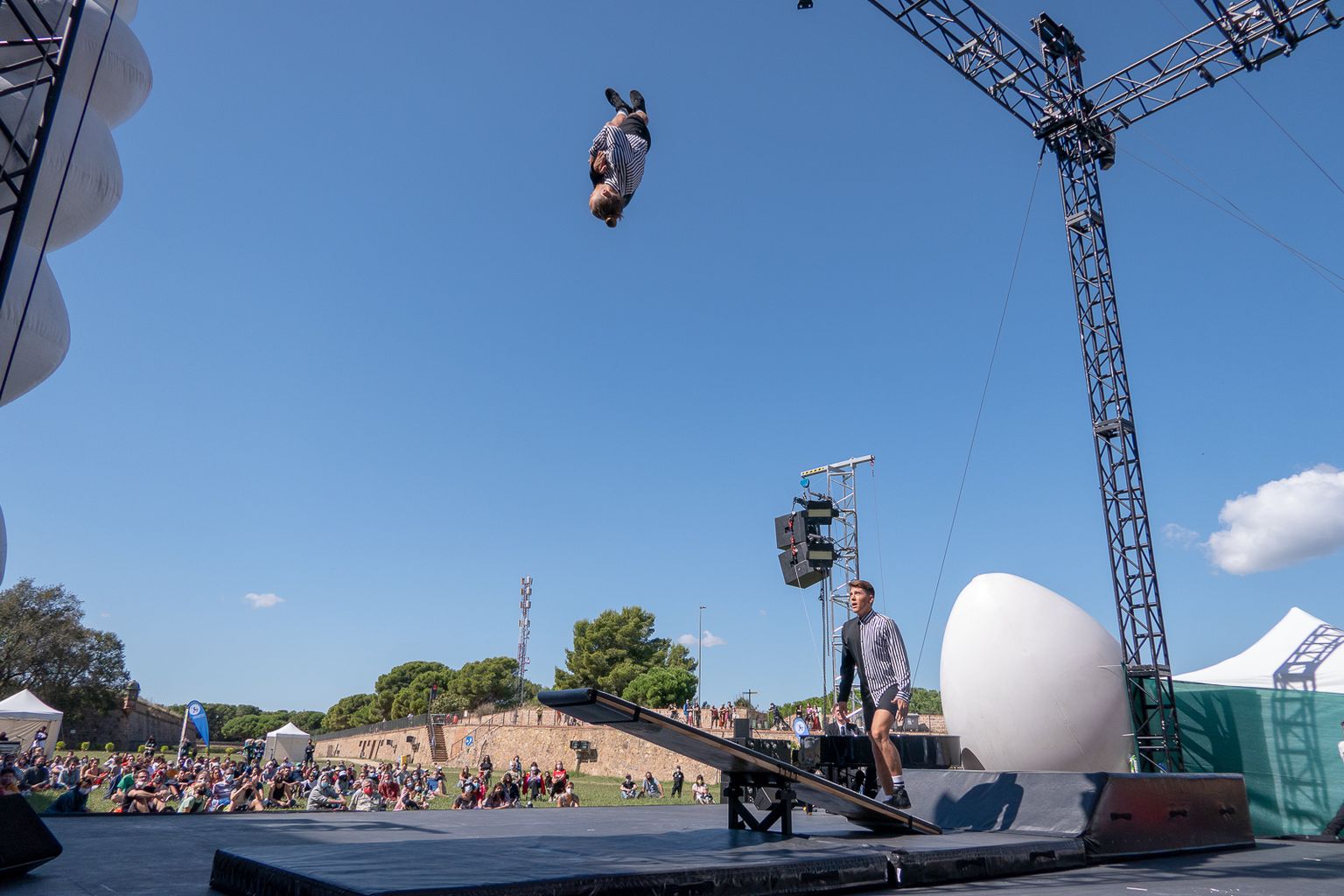 Espectacle de circ amb dos acròbates al Castell de Montjuïc dins del MAC Festival amb motiu de la Mercè 2020 