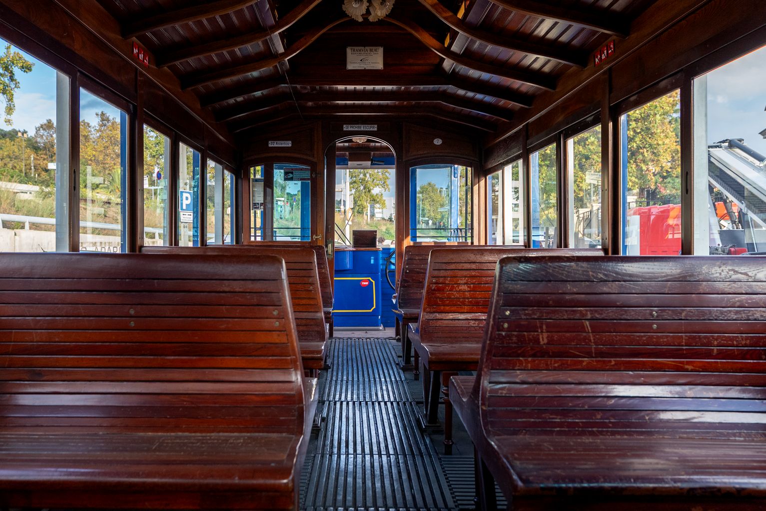 Interior del Tramvia Blau el dia de la trobada amb entitats de tramvia