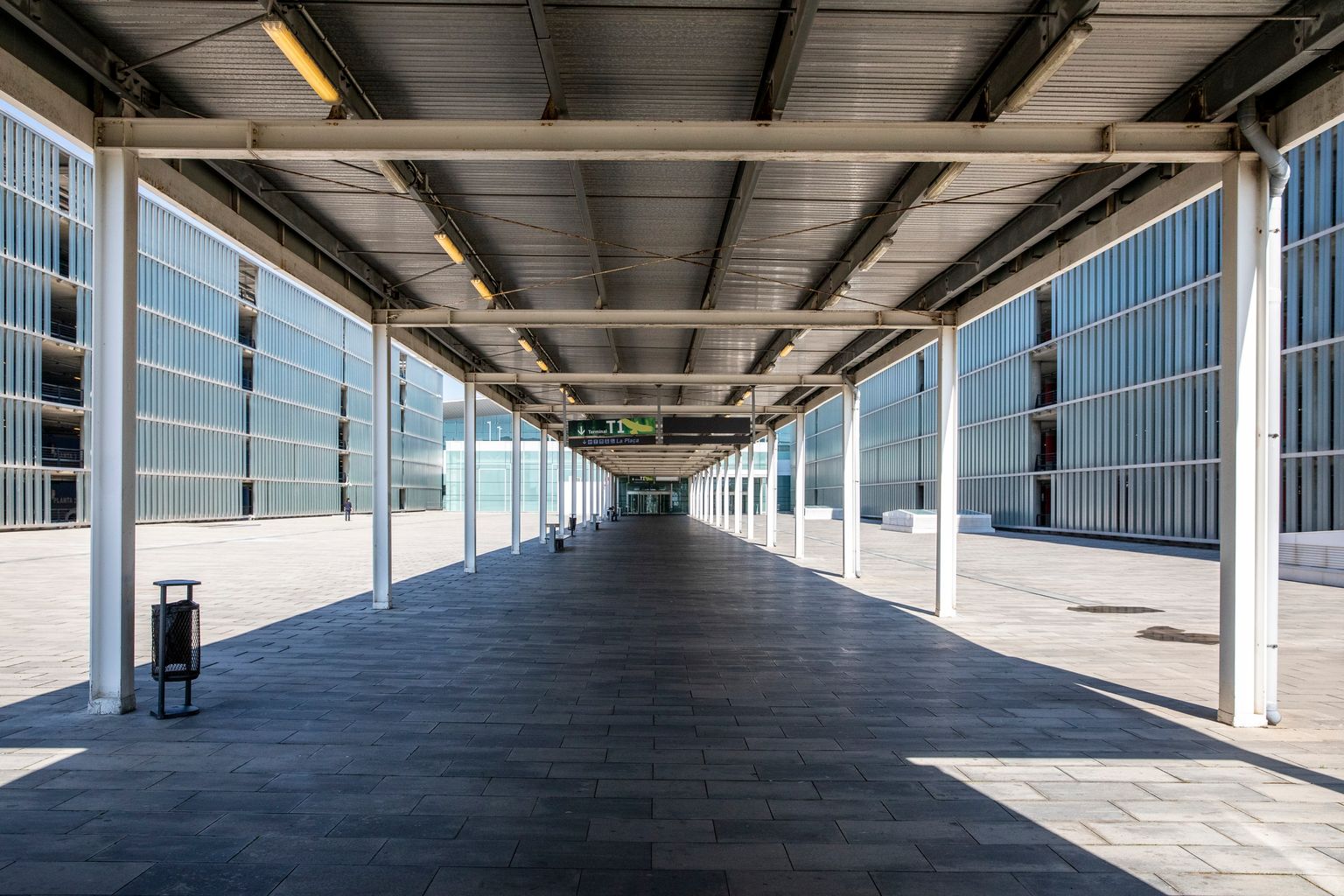 Aeroport Josep Tarradellas Barcelona-el Prat. Accés cobert que connecta la Terminal 1 amb l’aparcament G i busos llançadora