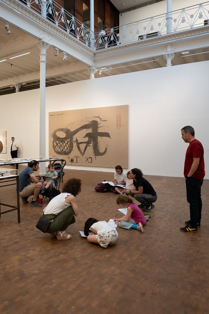 Nenes amb les seves famílies participen al taller “El Museu Desplegable” a la Fundació Antoni Tàpies.