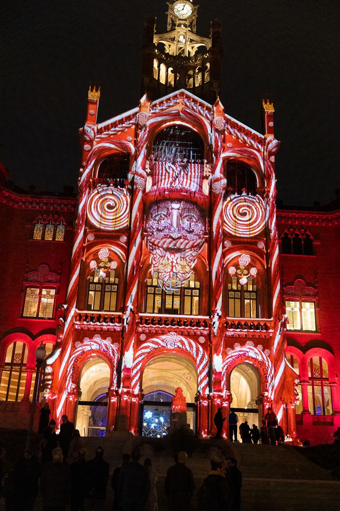 Façana del recinte modernista de l'Hospital de Sant Pau il·luminada amb un mapatge amb motiu de l'enllumenat nadalenc