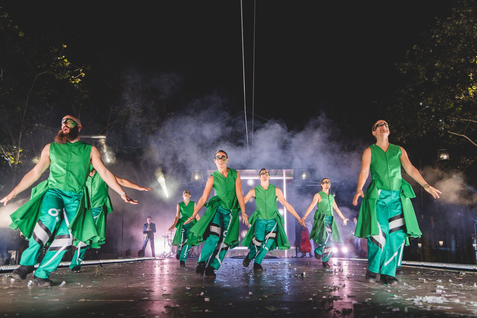 Ballarins actuant a l'espectacle previ a l'encesa de llums de Nadal 2023