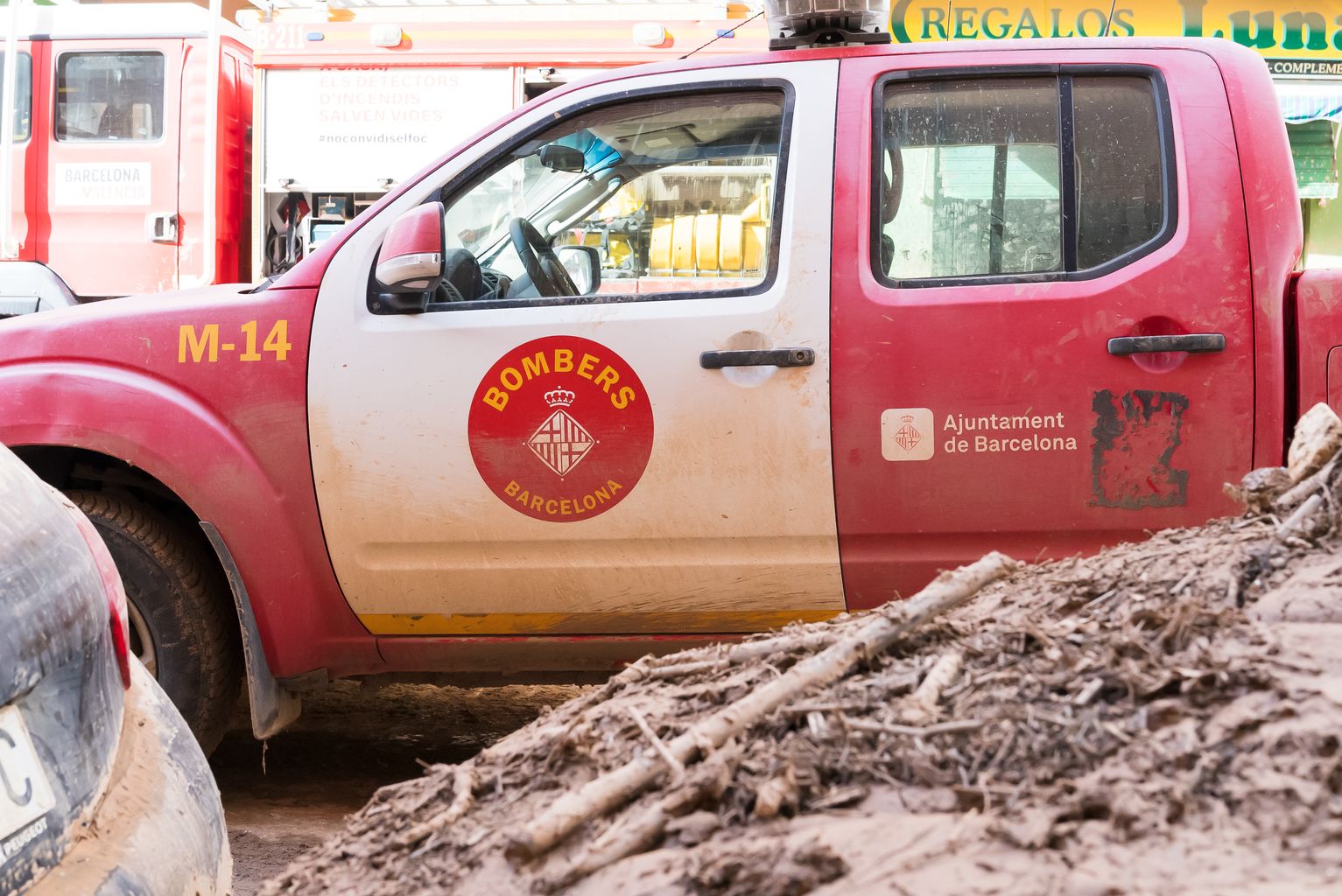 Un vehicle dels bombers de Barcelona desplaçat a Catarroja, afectada pel pas de la DANA, envoltat de fang
