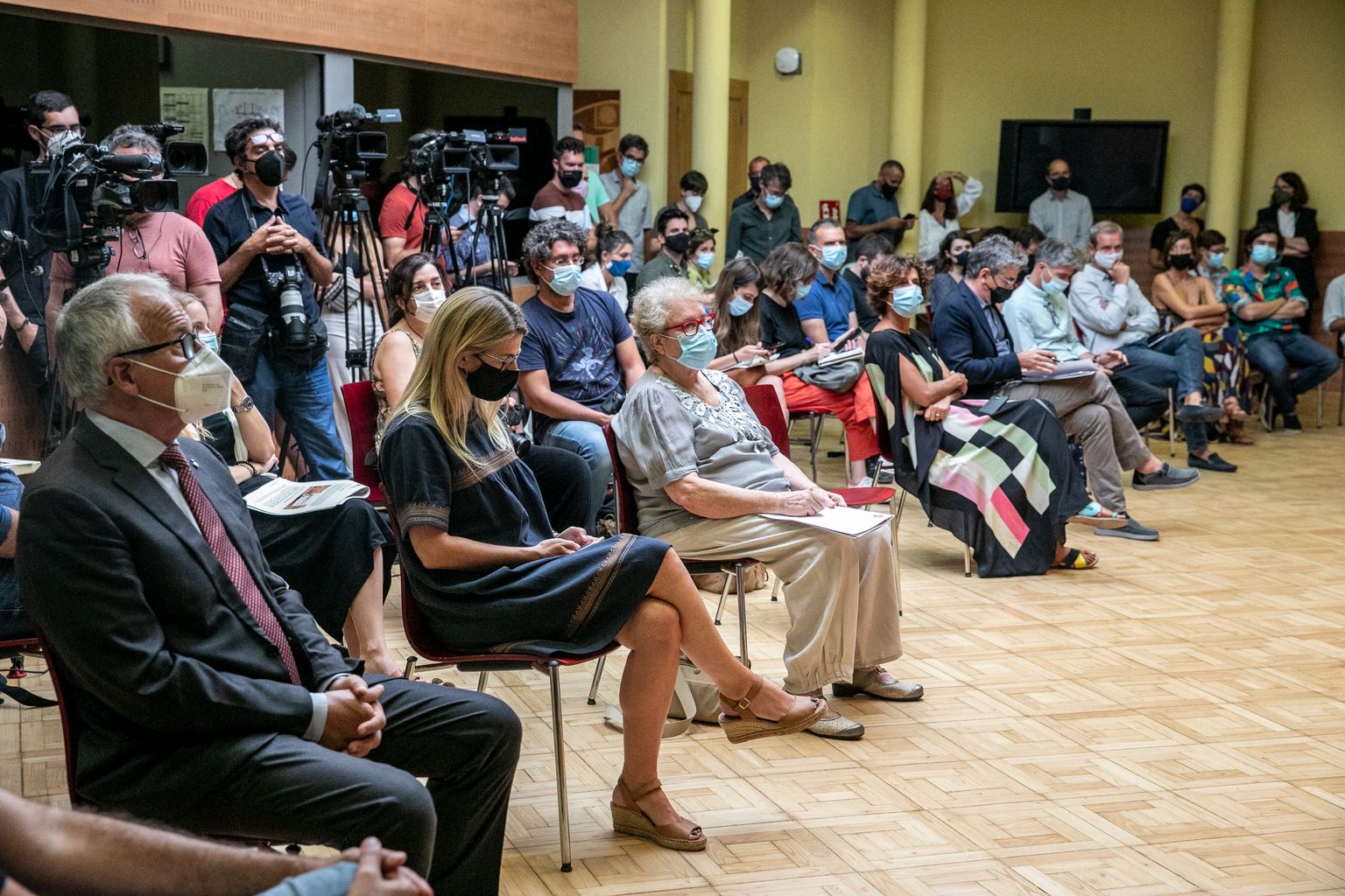 Regidors de l'Ajuntament, amb Custodia Moreno i la il·lustradora Malika Favre