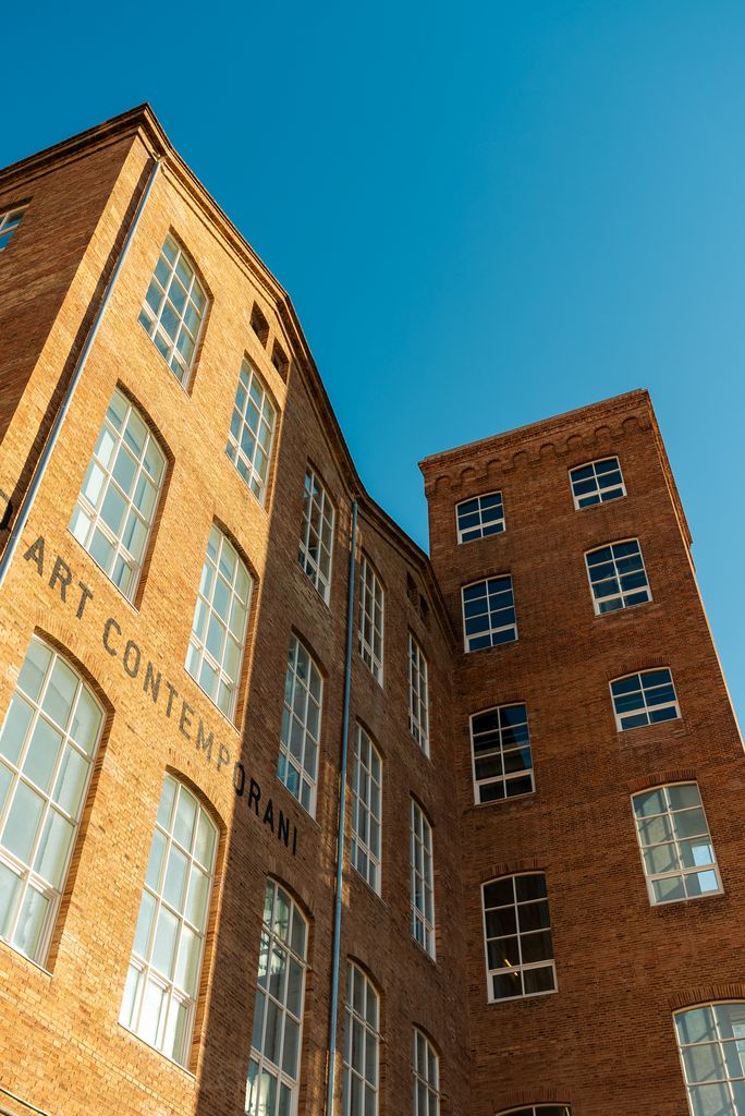 Façana del recinte de la Fabra i Coats el dia de la XI Jornada de Treball i Migracions