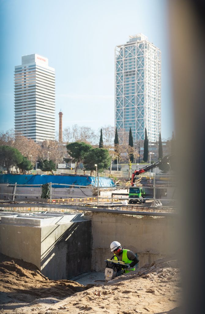 Obrer perforant a les obres en construcció del nou complex de recerca i innovació del Mercat del Peix
